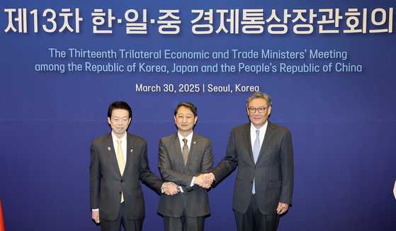 Ahn Duk-geun, minister of trade, industry and energy, center; Chinese Commerce Minister Wang Wentao, right; and Japanese Trade Minister Yoji Muto pose for a photo ahead of their trilateral trade ministers' meeting in Seoul on March 30. [JEON MIN-KYU]