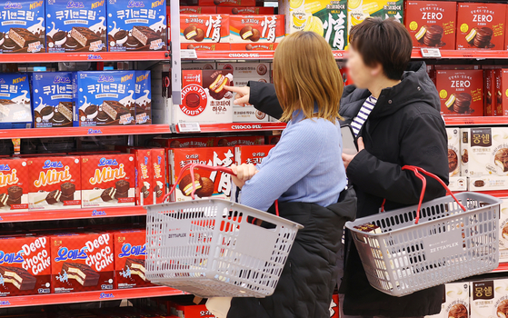 Shoppers at a large supermarket look at Choco Pies on display on Feb. 27. Choco Pies are confectionery maker Orion's bestselling snacks. [YONHAP]