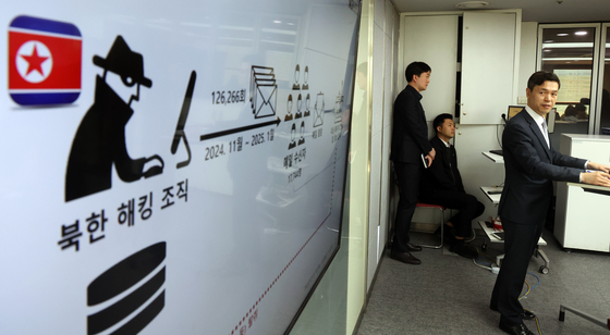 Kim Young-woon, head of the National Office of Investigation's (NOI) cyberterrorism investigation unit, speaks during a briefing on the North Korean hacking emails case at the NOI headquarters in Seodaemun District, western Seoul, Seoul on April 15. [NEWS1]