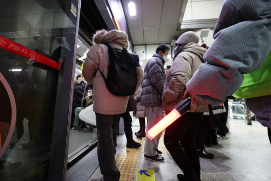 People board the Seoul Metro Line 9 in Dangsan Station, located in Yeongdeungpo District, western Seoul, on Feb. 7. [NEWS1]