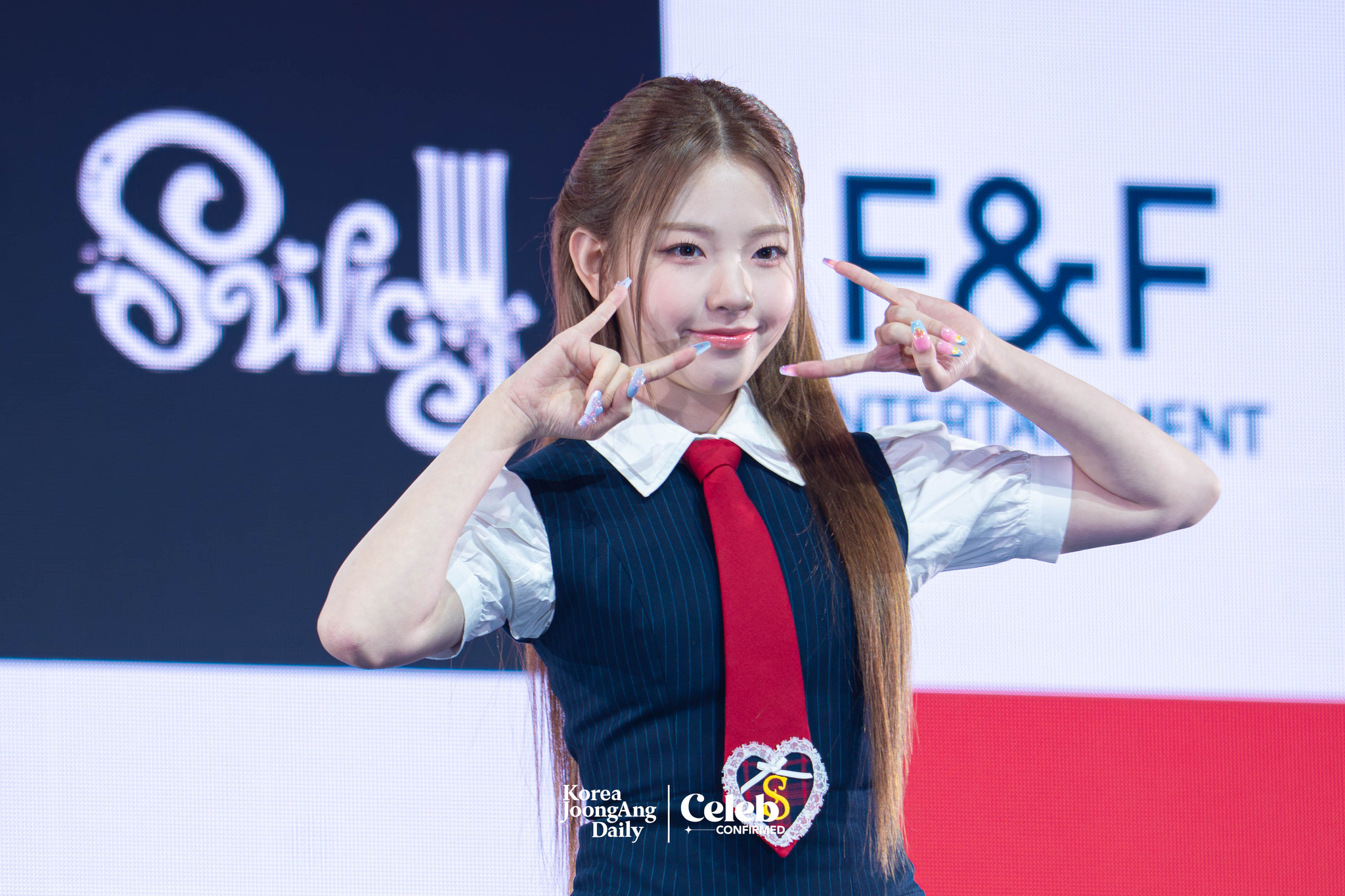 UNIS's Oh Yoon-a poses for photos during a showcase on April 15 at Yes24 Live Hall in eastern Seoul for the release of its second EP, ″Swicy.” [DANIELA GONZALEZ PEREZ]