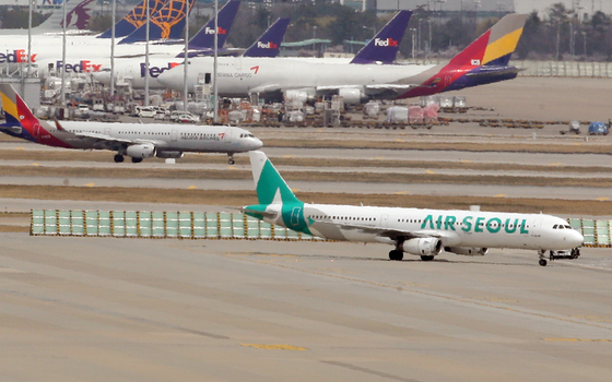 An Air Seoul airplane seen at the Incheon International Airport on April 16, 2019 [YONHAP]