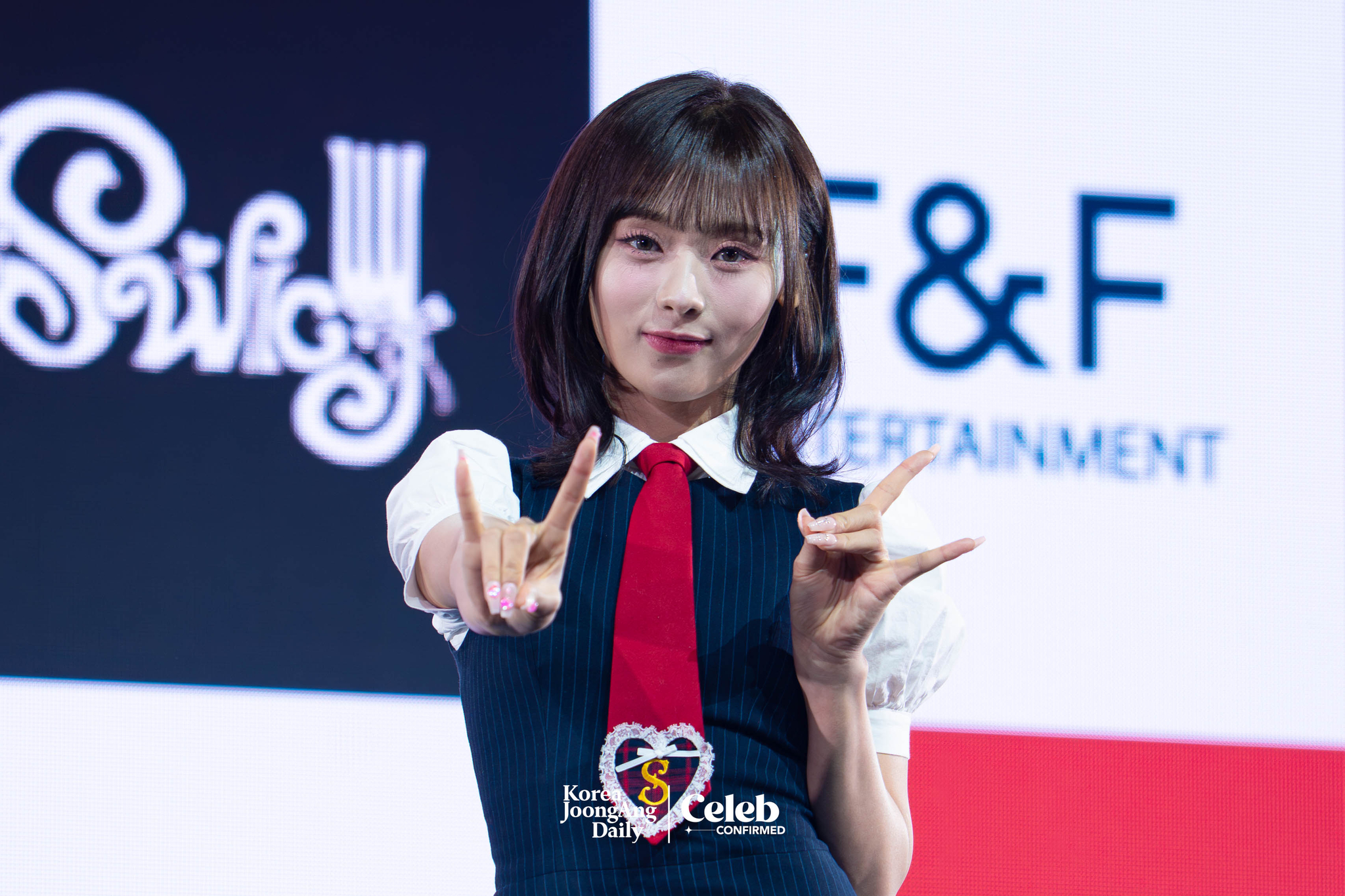 UNIS's Jin Hyeon-ju poses for photos during a showcase on April 15 at Yes24 Live Hall in eastern Seoul for the release of its second EP, ″Swicy.” [DANIELA GONZALEZ PEREZ]