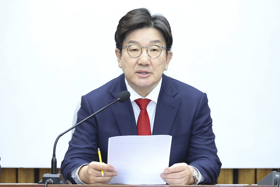 People Power Party (PPP) floor leader Kwon Seong-dong at a party strategy meeting held at the National Assembly in Yeouido, western Seoul, on April 15. [JOONGANG ILBO]