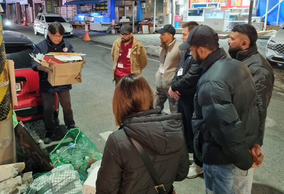 A surveillance team composed of foreign nationals from six countries patrols a street in Dong District, Ulsan. The team patrols five densely populated neighborhoods from 8 p.m. to 10 p.m. to catch violators. [ULSAN DONG DISTRICT OFFICE]