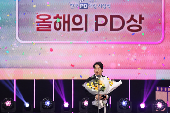 Yun Hyun-joon, CEO of Studio Slam, receives the PD of the Year award at the 37th Korean Producer Awards held on April 9. [SLL]