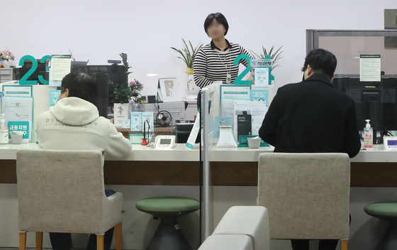 A service counter at a commercial bank in Seoul on Tuesday. [NEWS1]