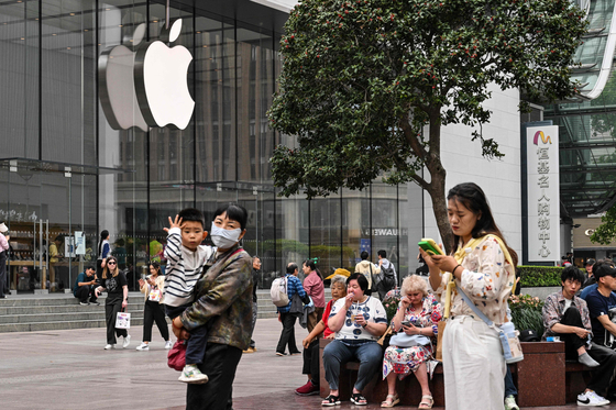 People walk past an Apple store in the Huangpu district in Shanghai on April 11. [AFP/YONHAP]
