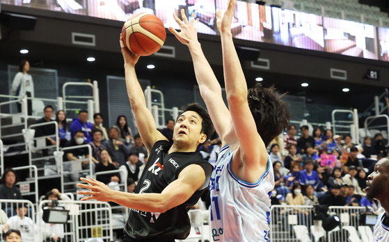 Suwon KT Sonicboom point guard Heo Hoon, left, shoots during a KBL playoff game against the Daegu Kogas Pegasus at Suwon KT Sonicboom Arena in Suwon, Gyeonggi, on April 14. [YONHAP] 