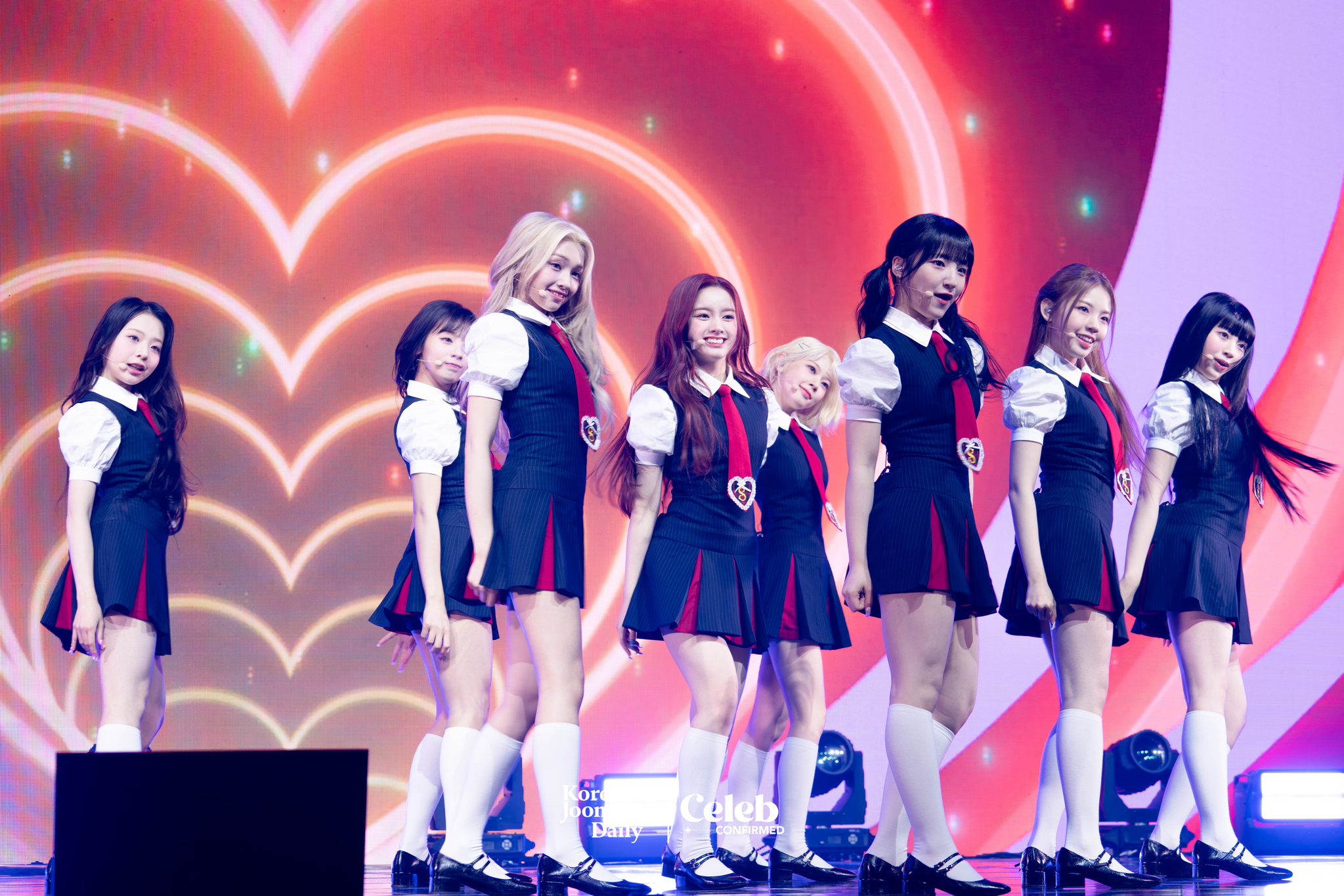 Girl group UNIS performs B-side track “DDANG” during a showcase on April 15 at Yes24 Live Hall in eastern Seoul for the release of its second EP, “Swicy.” [DANIELA GONZALEZ PEREZ]
