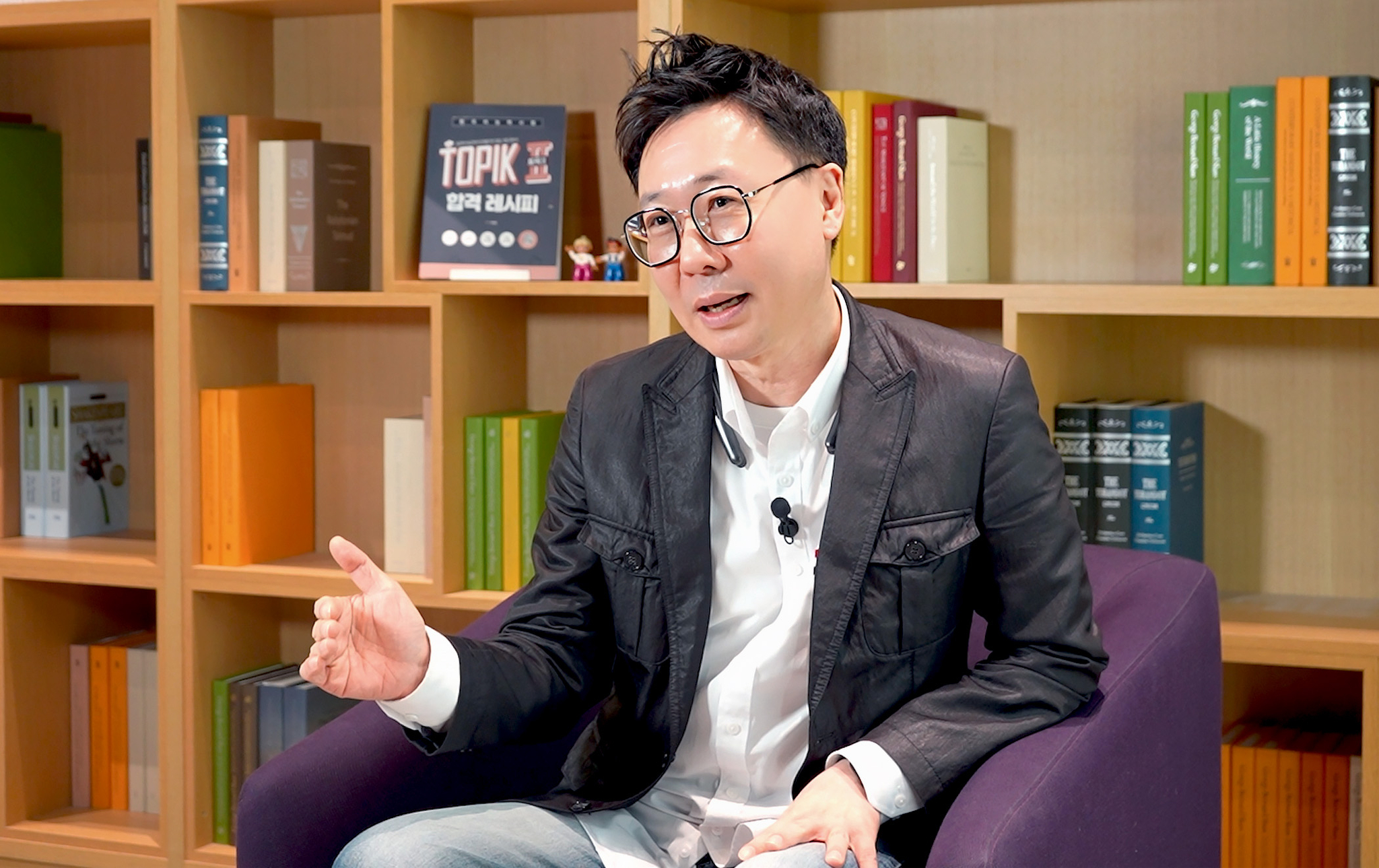 Lee Tae-hwan, the author of "TOPIK II Pass Recipe," talks during an interview with the Korea JoongAng Daily on April 11. [KIM MYEONG-JI]