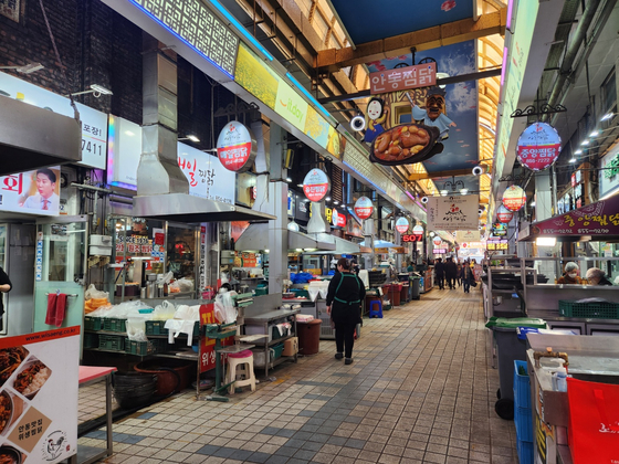 Andong Market's jjimdak (braised chicken) alley is empty of visitors in this photo taken on April 1. [KIM JUNG-SEOK]