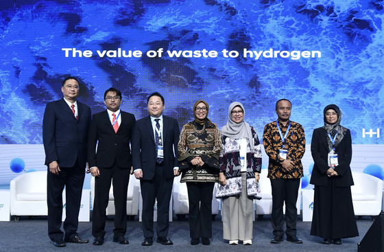 Hyundai Motor Group and Pertamina executives and officials from Indonesia government, including Park Jae-ha, third from left, vice president at Hyundai's hydrogen business and Eniya Listiani Dewi, fourth from left, director general of new, renewable energy, and energy conservation at Indonesia's Ministry of Energy and Mineral Resources, take a photo after signing an agreement on hydrogen collaboration at the Global Hydrogen Ecosystem Summit 2025 in Jakarta, Indonesia on April 15. [HYUNDAI MOTOR]