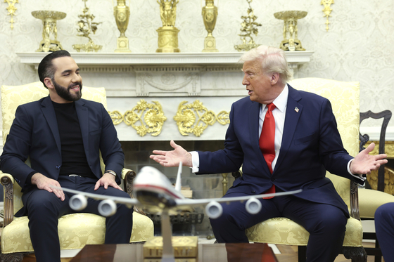 U.S. President Donald Trump, right, speaks during a meeting with El Salvador's President, Nayib Bukele, in the Oval Office of the White House in Washington on April 14. [AP/YONHAP] 