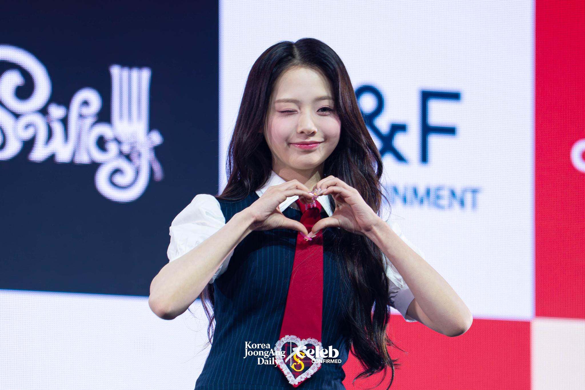 UNIS's Lim Seo-won poses for photos during a showcase on April 15 at Yes24 Live Hall in eastern Seoul for the release of its second EP, ″Swicy.” [DANIELA GONZALEZ PEREZ]