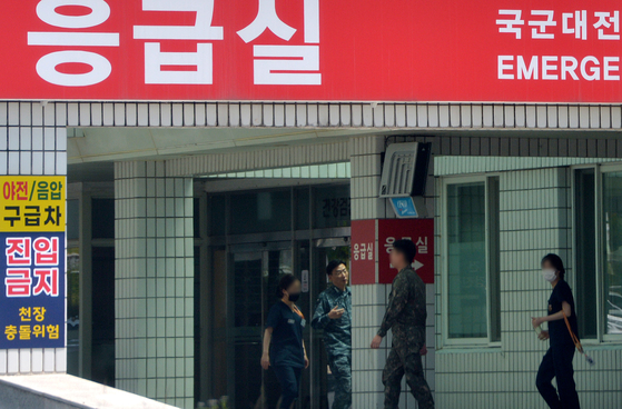 Director Lee Cook-jong of the Armed Forces Daejeon Hospital, and members of his medical team head to the emergency room of the Armed Forces Daejeon Hospital in Daejeon, where soldiers were transferred after an explosion occurred during a grenade throwing training exercise at the 32nd Infantry Division of the Army on March 21, 2024. [KIM SUNG-TAE]