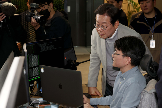 Democratic Party presidential candidate Lee Jae-myung looks around local fabless startup FuriosaAI's office in southern Seoul on April 14. [NEWS1]