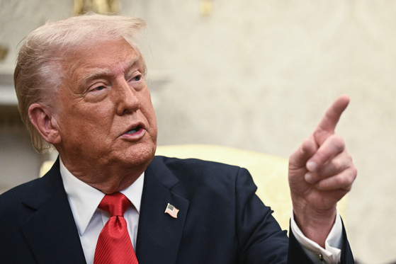 U.S. President Donald Trump speaks during a meeting with El Salvador's President Nayib Bukele in the Oval Office of the White House in Washington April 14. [YONHAP/AFP]