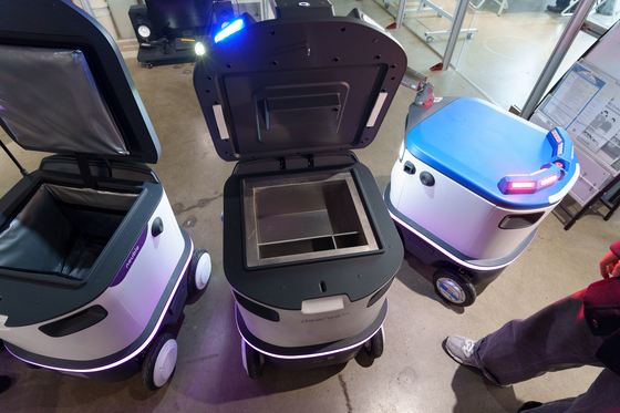 From left, a food delivery variant of the Neubility Neubie robot, patrol variant of Neubie and Police variant of Neubie [CHO YONG-JUN]