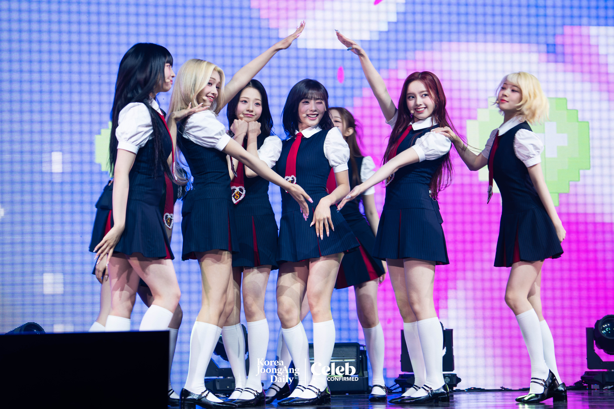 Girl group UNIS performs B-side track “DDANG” during a showcase on April 15 at Yes24 Live Hall in eastern Seoul for the release of its second EP, “Swicy.” [DANIELA GONZALEZ PEREZ]