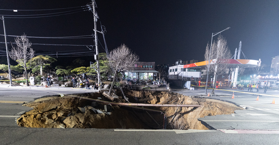 A sinkhole in Gangdong District, eastern Seoul, on March 24 [NEWS1]