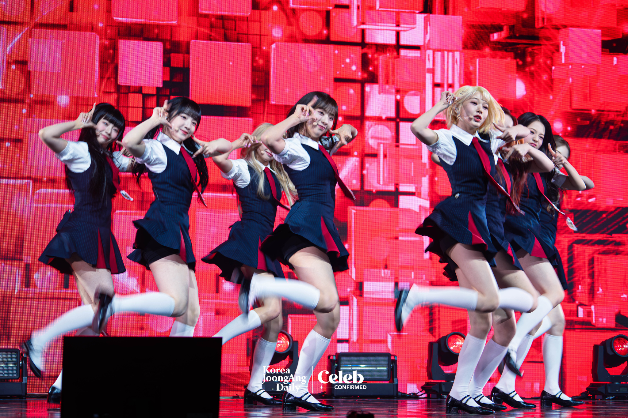 Girl group UNIS performs B-side track “DDANG” during a showcase on April 15 at Yes24 Live Hall in eastern Seoul for the release of its second EP, “Swicy.” [DANIELA GONZALEZ PEREZ]
