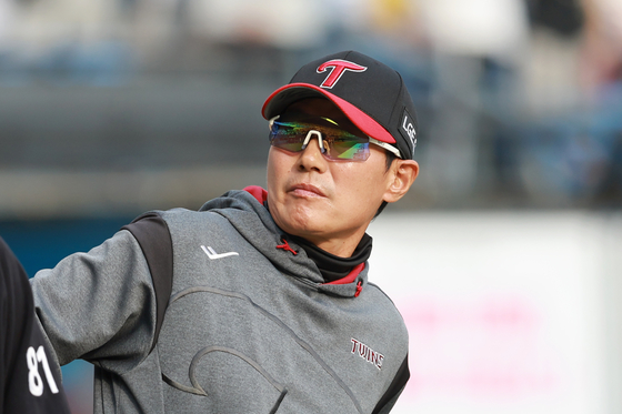 LG Twins manager Youm Kyoung-youb looks on after a KBO game against the Lotte Giants at Jamsil Baseball Stadium in southern Seoul on March 23. [YONHAP] 