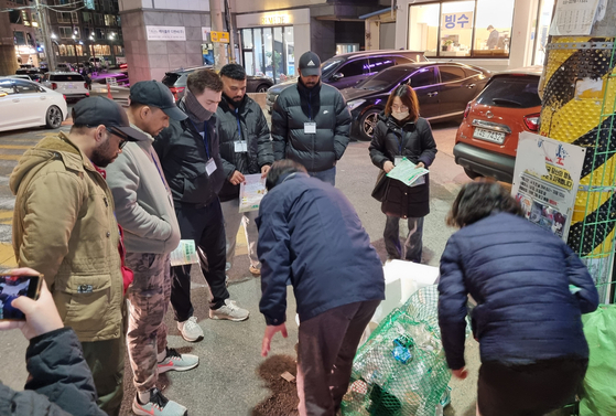 A surveillance team composed of foreign nationals from six countries patrols a street in Dong District, Ulsan. The team patrols five densely populated neighborhoods from 8 p.m. to 10 p.m. to catch violators. [ULSAN DONG DISTRICT OFFICE]