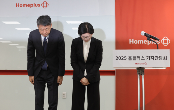 Homeplus co-CEOs Joh Ju-yeon, right, and Kim Gwang-il apologize for the supermarket chain's shortcomings at a press conference at Homeplus's headquarters in Gangseo District, western Seoul, on March 14. [YONHAP] 