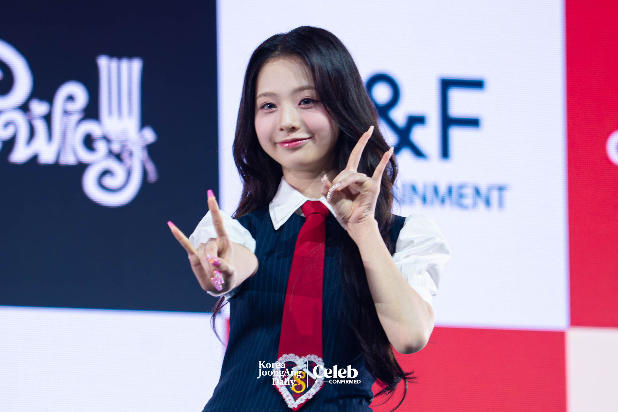 UNIS's Lim Seo-won poses for photos during a showcase on April 15 at Yes24 Live Hall in eastern Seoul for the release of its second EP, ″Swicy.” [DANIELA GONZALEZ PEREZ]