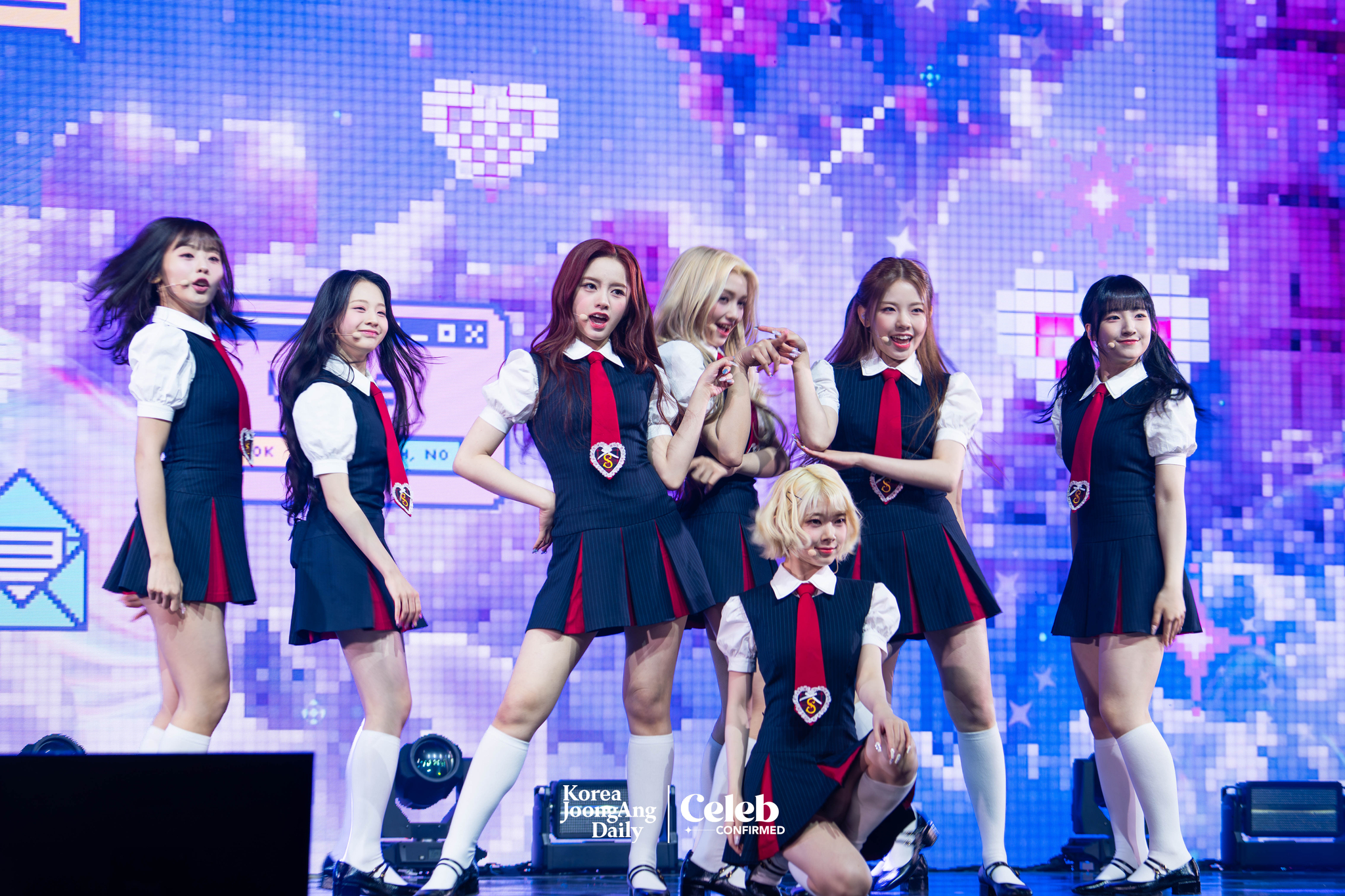 Girl group UNIS performs B-side track “DDANG” during a showcase on April 15 at Yes24 Live Hall in eastern Seoul for the release of its second EP, “Swicy.” [DANIELA GONZALEZ PEREZ]