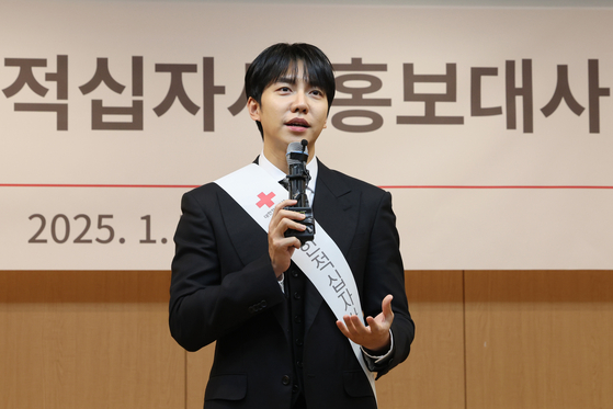 Lee Seung-gi during a ceremony held at the Korean Red Cross headquarters on Jan. 7 in central Seoul [YONHAP]