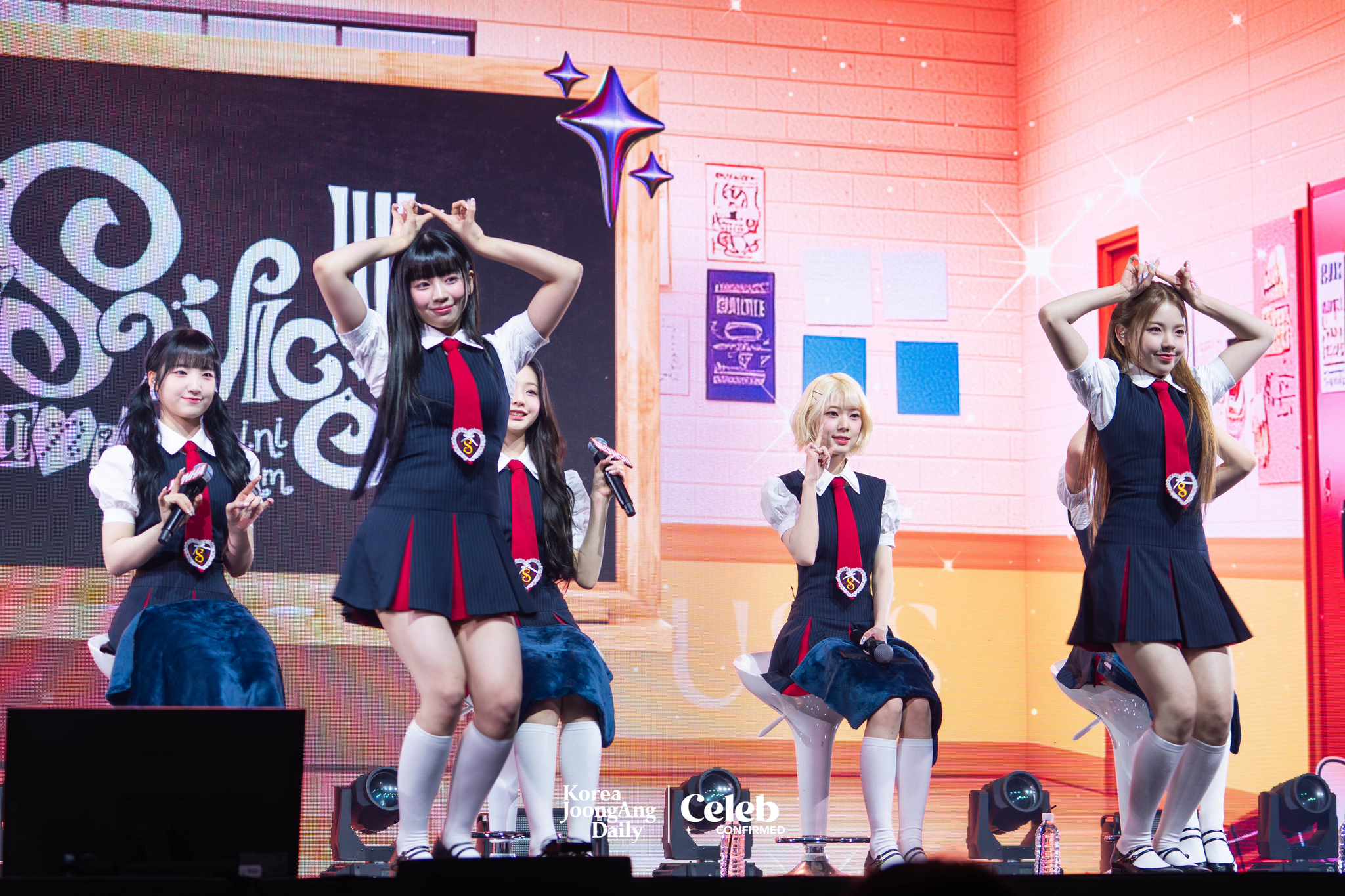 UNIS’s Nana and Oh Yoon-a perform ″SWICY″ choreography during a showcase on April 15 at Yes24 Live Hall in eastern Seoul for the release of its second EP, “Swicy.” [DANIELA GONZALEZ PEREZ]