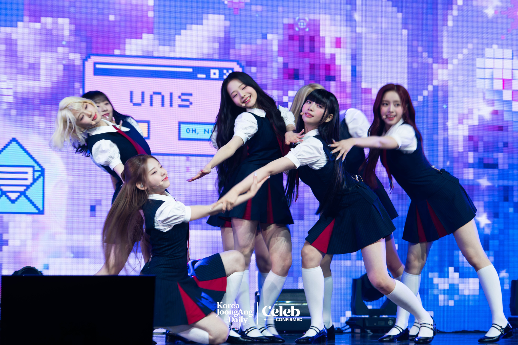 Girl group UNIS performs B-side track “DDANG” during a showcase on April 15 at Yes24 Live Hall in eastern Seoul for the release of its second EP, “Swicy.” [DANIELA GONZALEZ PEREZ]