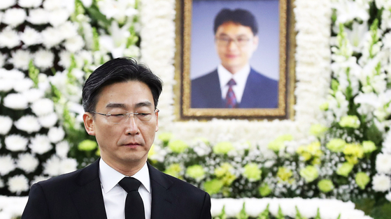 Director Lee Cook-jong of the Armed Forces Daejeon Hospital pays his respects to late Dr. Yoon Han-deok, who died from overwork, at the funeral home at National Medical Center in Jung District, central Seoul, on Feb. 10, 2019. [YONHAP]