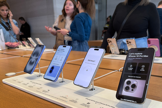Customers shop iPhones at an Apple store in Chicago, Illinois, on April 14. [AFP/YONHAP]