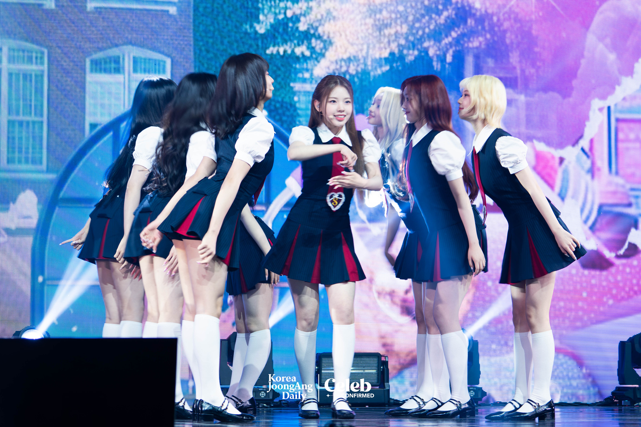 Girl group UNIS performs lead track “SWICY” during a showcase on April 15 at Yes24 Live Hall in eastern Seoul for the release of its second EP, ″Swicy.” [DANIELA GONZALEZ PEREZ]