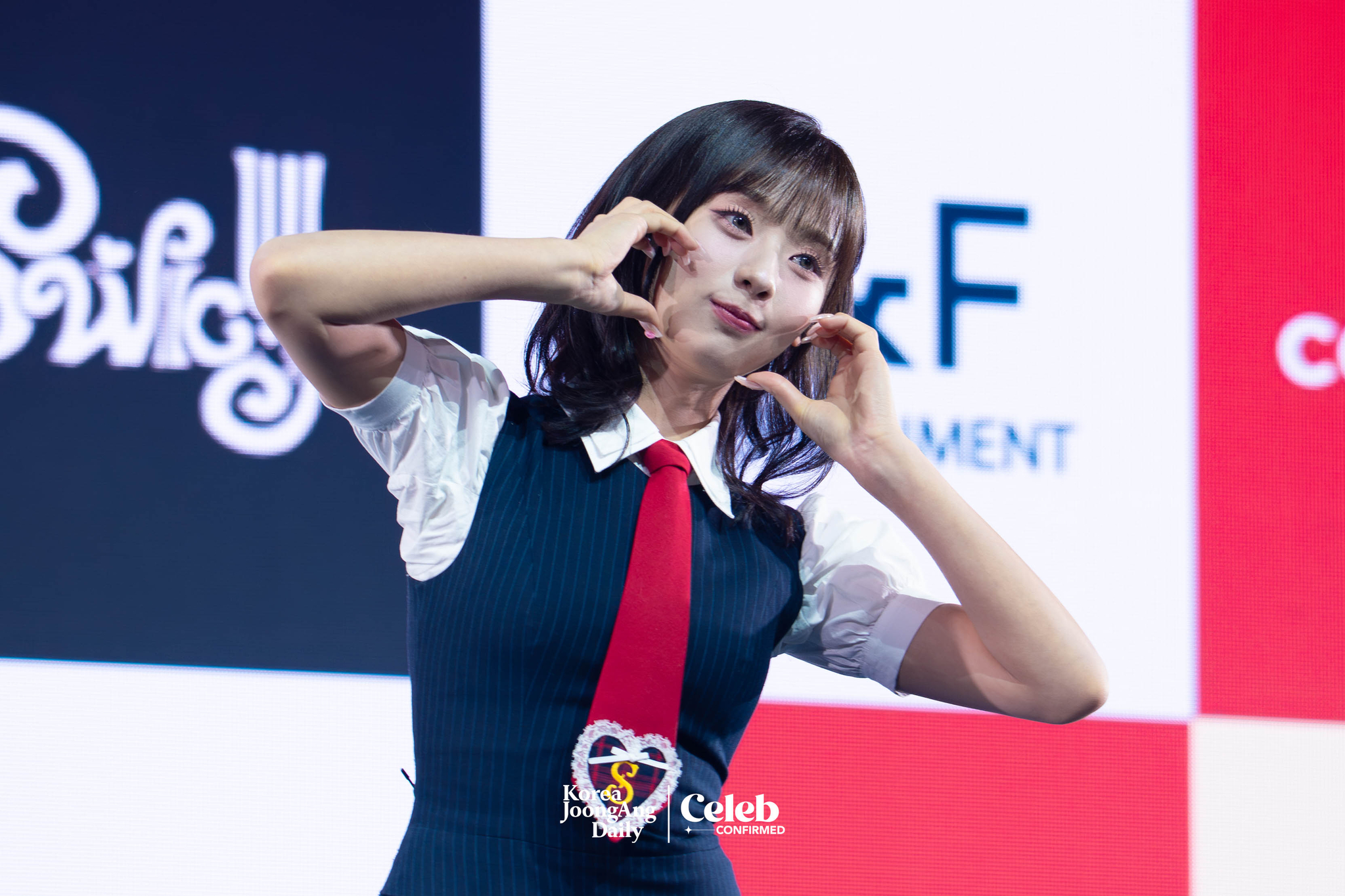 UNIS's Jin Hyeon-ju poses for photos during a showcase on April 15 at Yes24 Live Hall in eastern Seoul for the release of its second EP, ″Swicy.” [DANIELA GONZALEZ PEREZ]