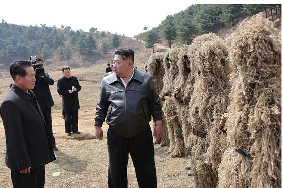 North Korean leader Kim Jong-un visited the training base of the Korean People's Army Special Operations Forces to guide comprehensive training on April 6. [NEWS1]