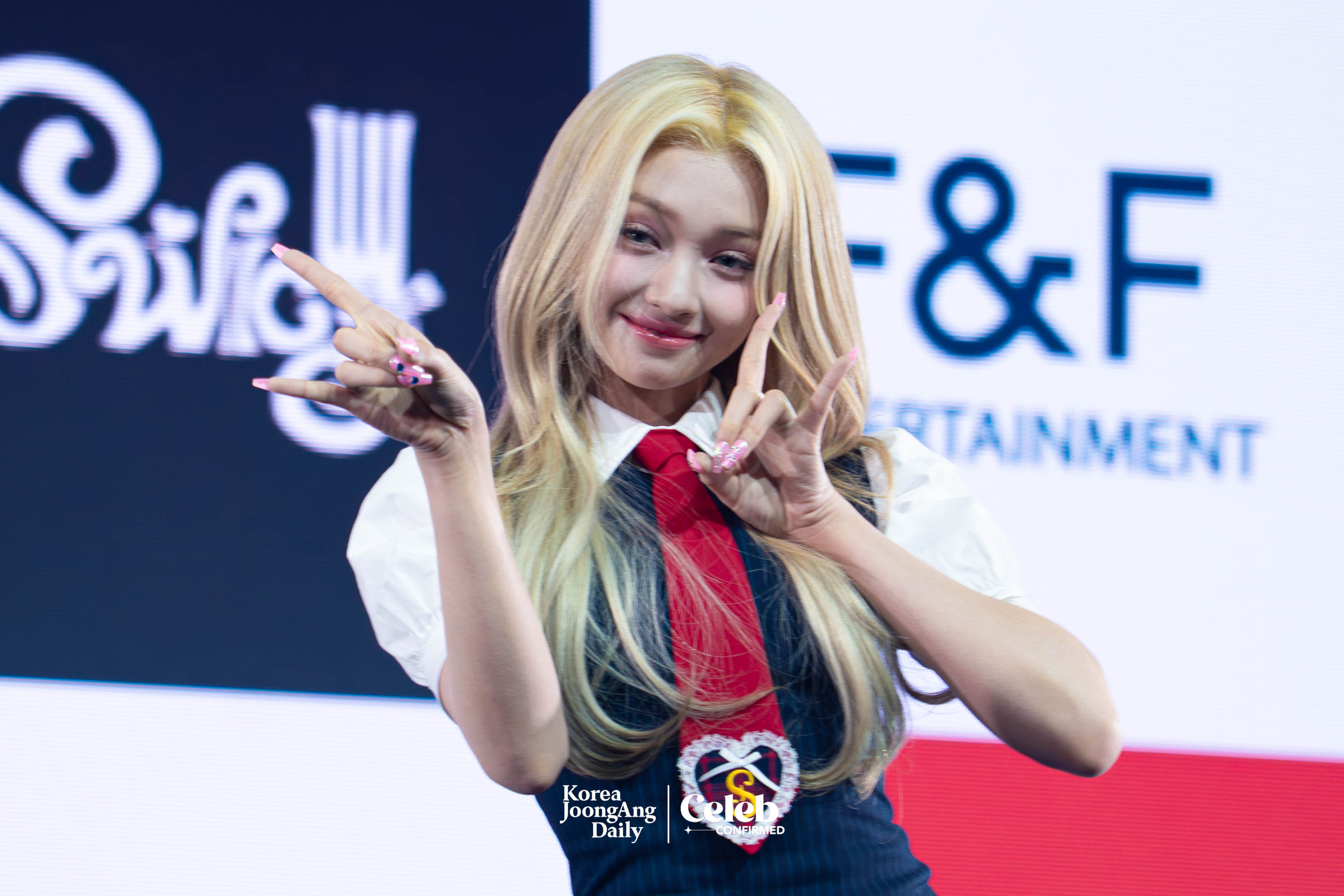 UNIS's Gehlee Dangca poses for photos during a showcase on April 15 at Yes24 Live Hall in eastern Seoul for the release of its second EP, ″Swicy.” [DANIELA GONZALEZ PEREZ]