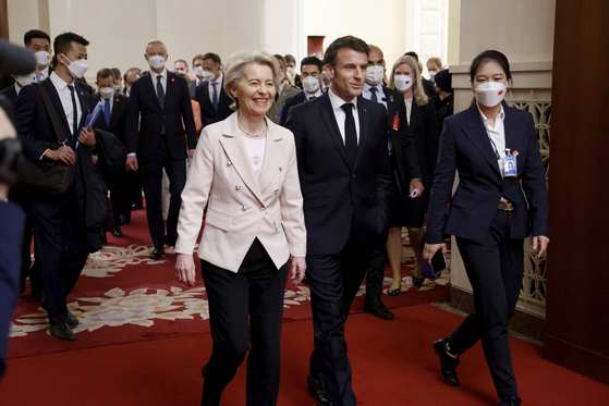 French President Emmanuel Macron, center right, and European Commission President Ursula von de Leyen, center left, arrive for a working session with Chinese President Xi Jinping in Beijing, on April 6, 2023. [AP/YONHAP]