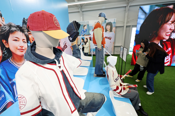 Customers browse merchandise from the 10 teams of the Korea Baseball Organization (KBO) at the “KBO Fan Festa” pop-up store held at Musinsa Square Seongsu 4 in Seongdong District, eastern Seoul, on April 16. [NEWS1]