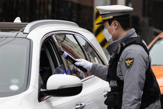 Police check vehicles for drunk or drug-impaired driving on a street in Seodaemun District, western Seoul on March 5. [NEWS1]