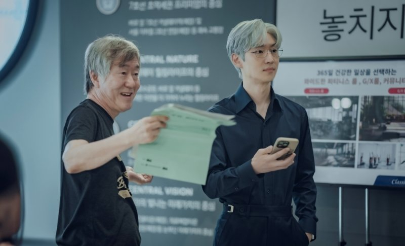 A scene from the JTBC drama series ″The Art of Negotiation,″ directed by Ahn Pan-seok, left, and starring actor Lee Je-hoon [JTBC]