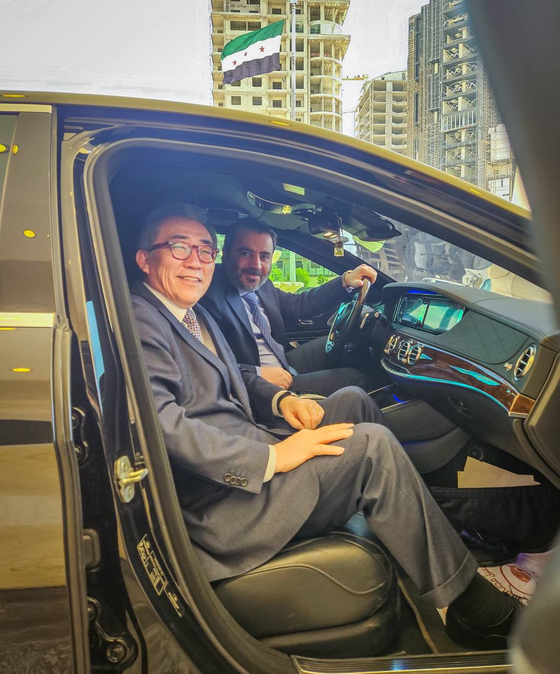 Foreign Minister Cho Tae-yul, front, sits in a vehicle with Syrian Foreign Minister Asaad al-Shaibani at the wheel, driving his South Korean counterpart to the presidential palace for a courtesy call on Syria's interim President Ahmed al-Sharaa during Cho's visit to the Arab nation on April 10. The South Korean Foreign Ministry described the gesture as “the highest level of protocol and security” in the Arab world. [MINISTRY OF FOREIGN AFFAIRS]