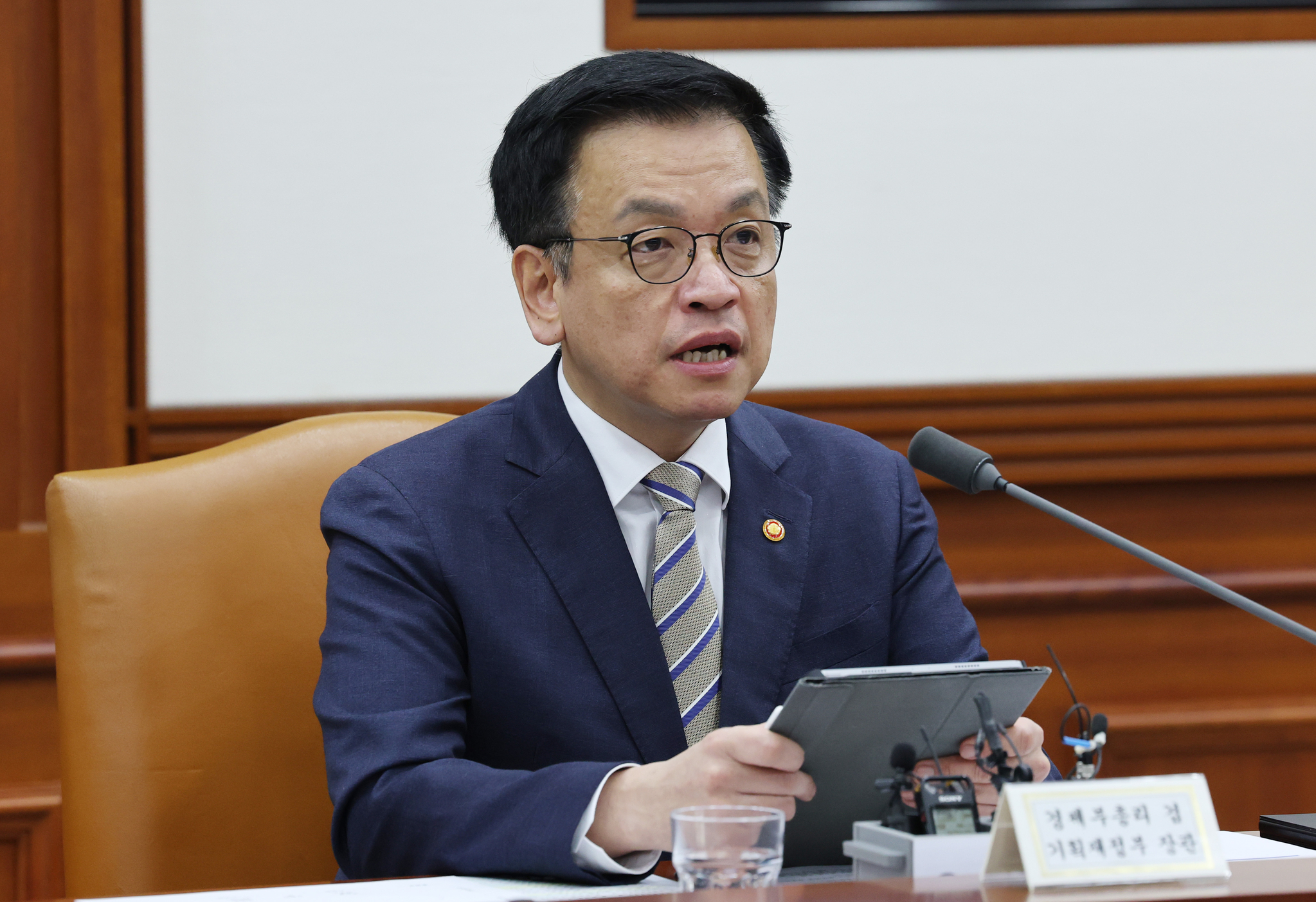 Finance Minister Choi Sang-mok speaks during a meeting with economy-related ministers at the government complex in Seoul on April 15. [YONHAP]