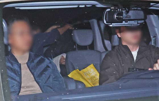 A man in his 50s, suspected of murdering five of his own family members on April 14, is being taken into the custody of Yongin Seobu Police Precinct on April 15 in Gyeonggi. [YONHAP]