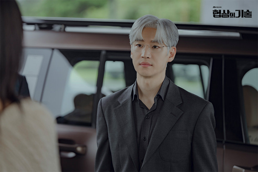 A scene from the JTBC drama series ″The Art of Negotiation,″ starring actor Lee Je-hoon [JTBC]