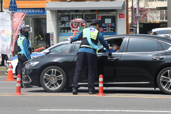 A crackdown on drunk driving is being conducted on a road in Seogwipo, Jeji on April 10. [NEWS1]