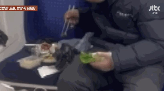A man eats a full-course Korean meal in a subway car on the Airport Railway Express on Monday in this scene from the JTBC show ″Crime Chief.″ [SCREEN CAPTURE]